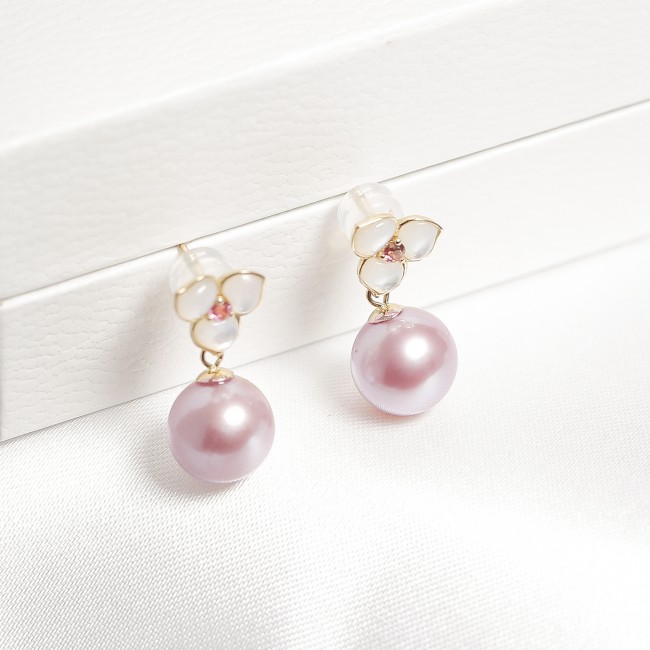 Bông tai ngọc trai nước ngọt gắn vàng 18k khảm trai hoa 3 cánh đính 1ruby