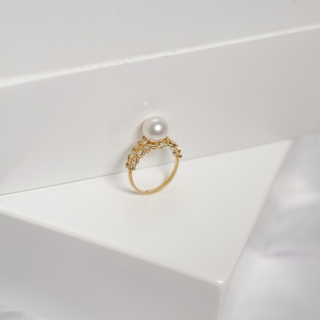 Nhẫn ngọc trai nước mặn Akoya gắn vàng 18k đính kim cương