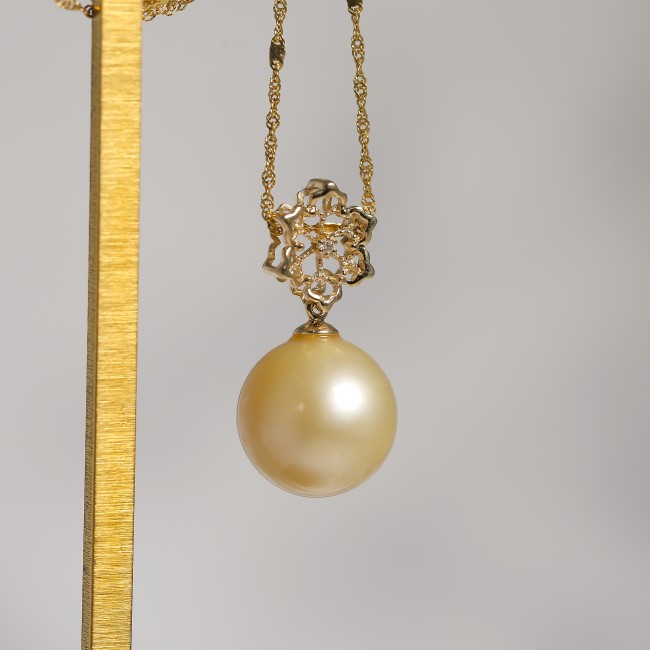Mặt dây chuyền ngọc trai nước mặn South Sea gắn vàng 18k đính kim cươngMặt dây chuyền ngọc trai nước mặn South Sea gắn vàng 18k đính kim cương