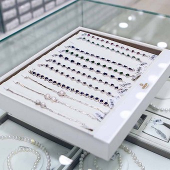 Hộp trưng bày lắc, dây chuyền