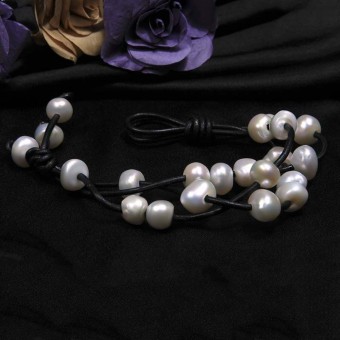 Vòng tay Love White Pearls