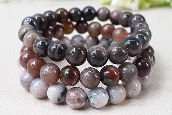 Đeo vòng tay gỗ hóa thạch để cả đời bình an