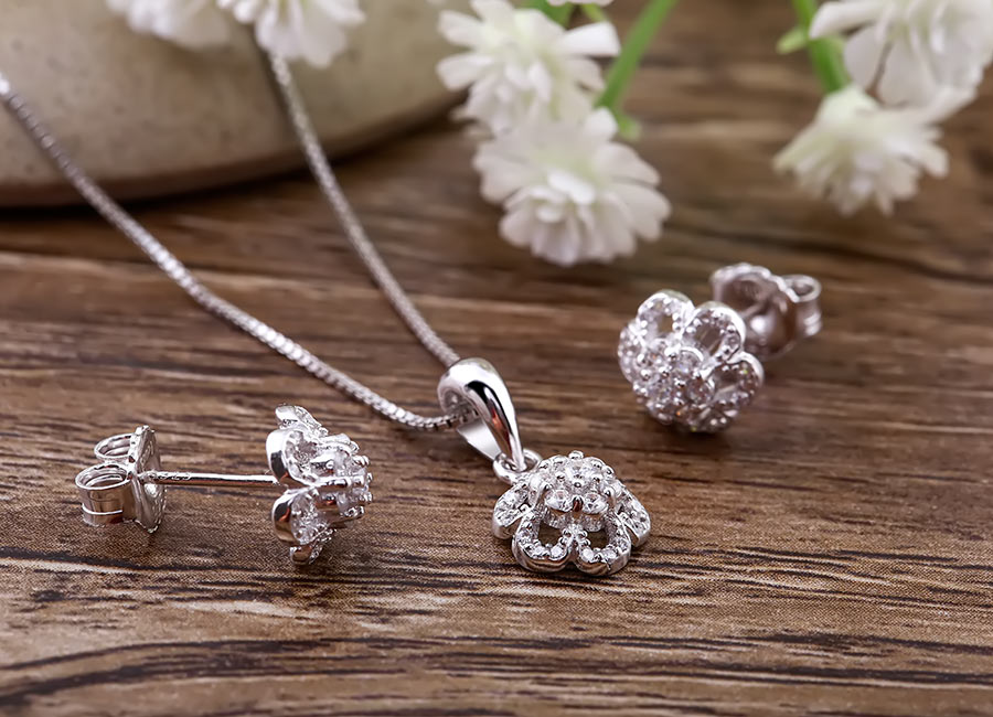 H&igrave;nh ảnh b&ocirc;ng hoa của thi&ecirc;n nhi&ecirc;n được khắc họa trong bộ trang sức.