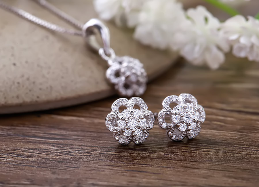 B&ocirc;ng tai nụ với phần mặt l&agrave; b&ocirc;ng hoa trắng tỏa s&aacute;ng.