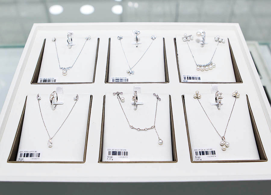 Mỗi một bộ trang sức bạc được đựng trong một ngăn nhỏ, xếp cạnh nhau.