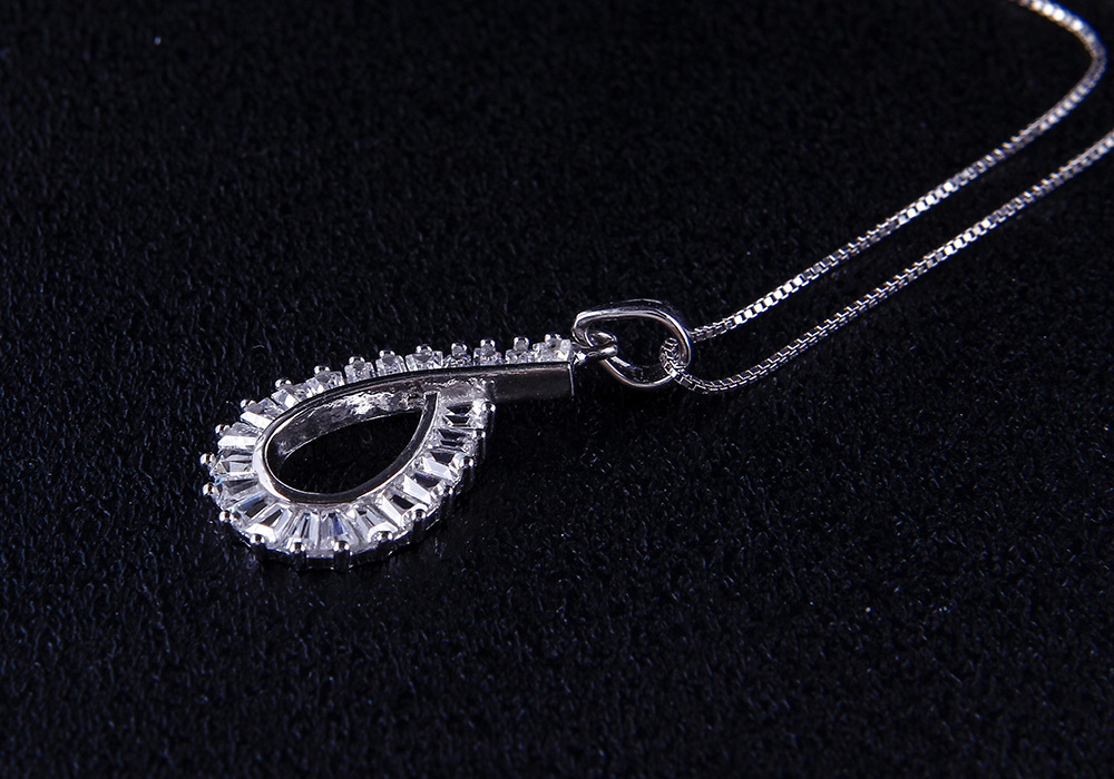 Mặt d&acirc;y chuyền được nạm đ&aacute; ấn tượng.