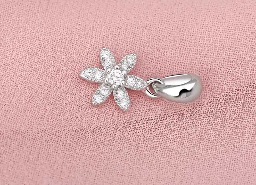 Mặt d&acirc;y chuyền với h&igrave;nh ảnh c&aacute;nh hoa nạm đ&aacute; lấp l&aacute;nh.