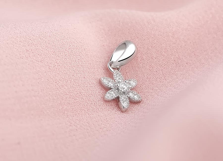 Mẫu mặt trang sức mang n&eacute;t điệu đ&agrave;, hấp dẫn.