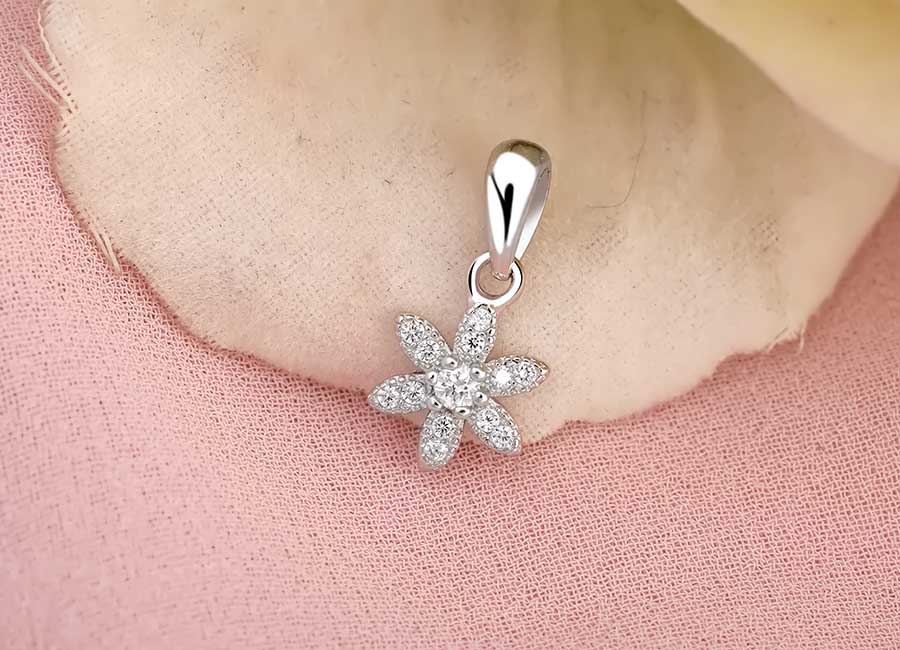 M&oacute;c kh&oacute;a nối gắn liền với mặt trang sức.