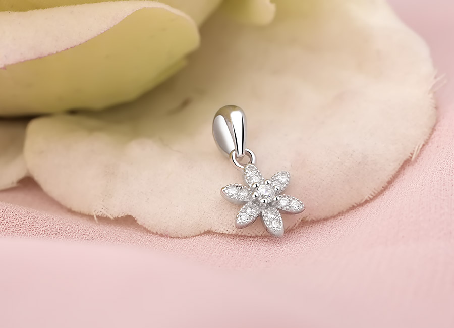 Mẫu mặt trang sức đẹp trong mọi g&oacute;c nh&igrave;n.