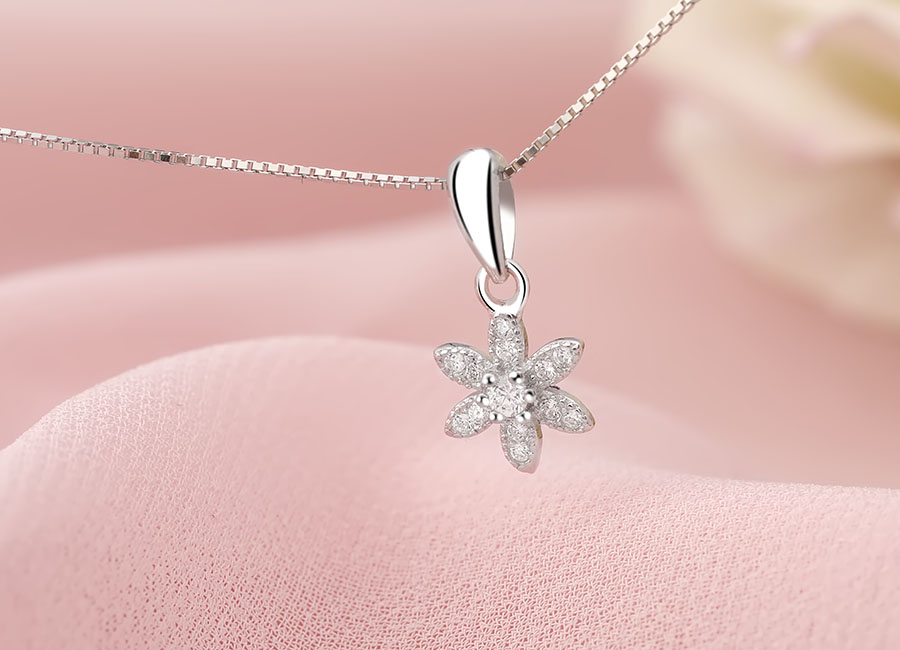 Kết hợp với d&acirc;y chuyền bạc trơn, m&agrave;nh, mặt d&acirc;y chuyền thỏa sức ph&ocirc; diễn vẻ đẹp của m&igrave;nh.