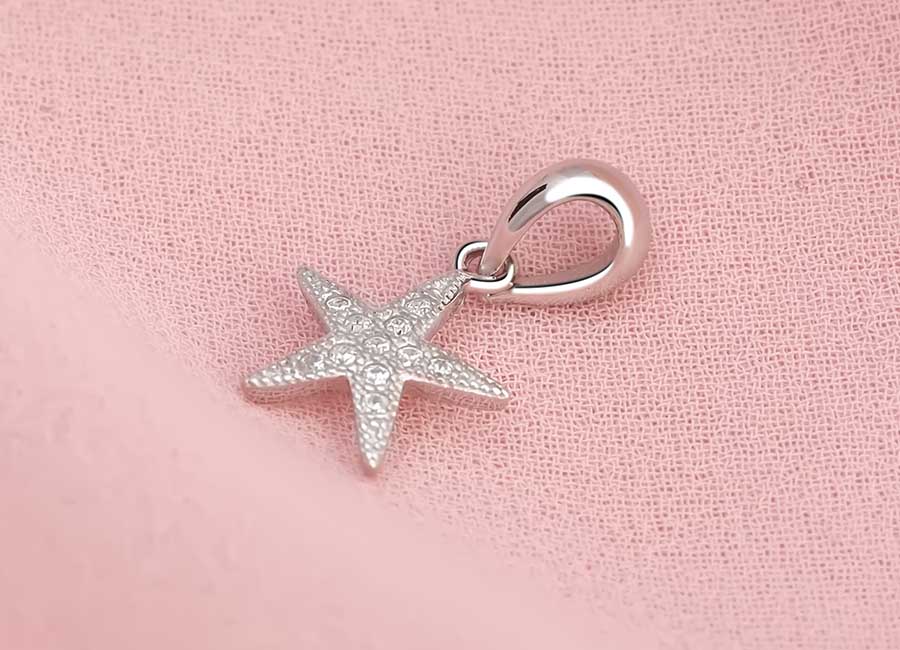 Mặt d&acirc;y chuyền c&oacute; kiểu d&aacute;ng sang trọng v&agrave; tinh tế.