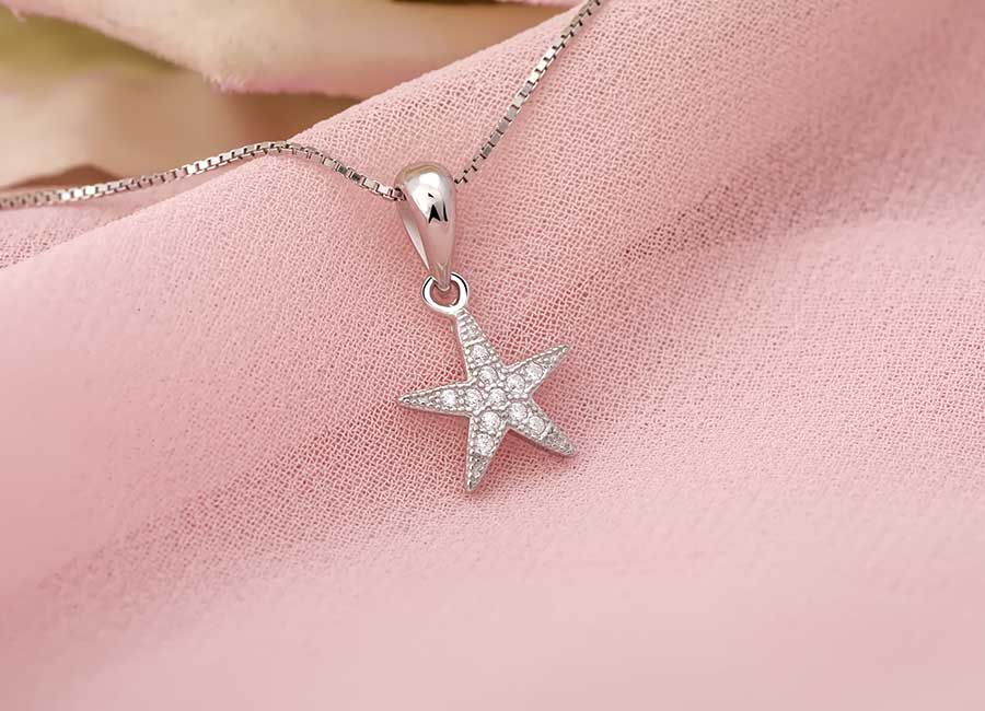 Một gợi &yacute; khi kết hợp d&acirc;y đeo với mẫu mặt d&acirc;y chuyền.