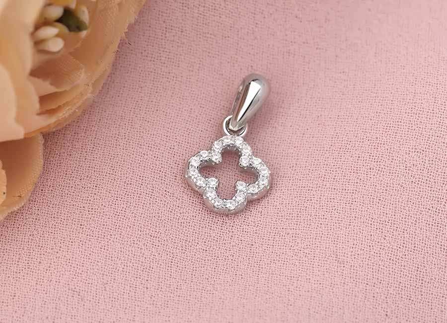 Tạo h&igrave;nh b&ocirc;ng hoa lấp l&aacute;nh với v&ocirc; số c&aacute;c vi&ecirc;n đ&aacute; CZ sử dụng điểm t&ocirc;.