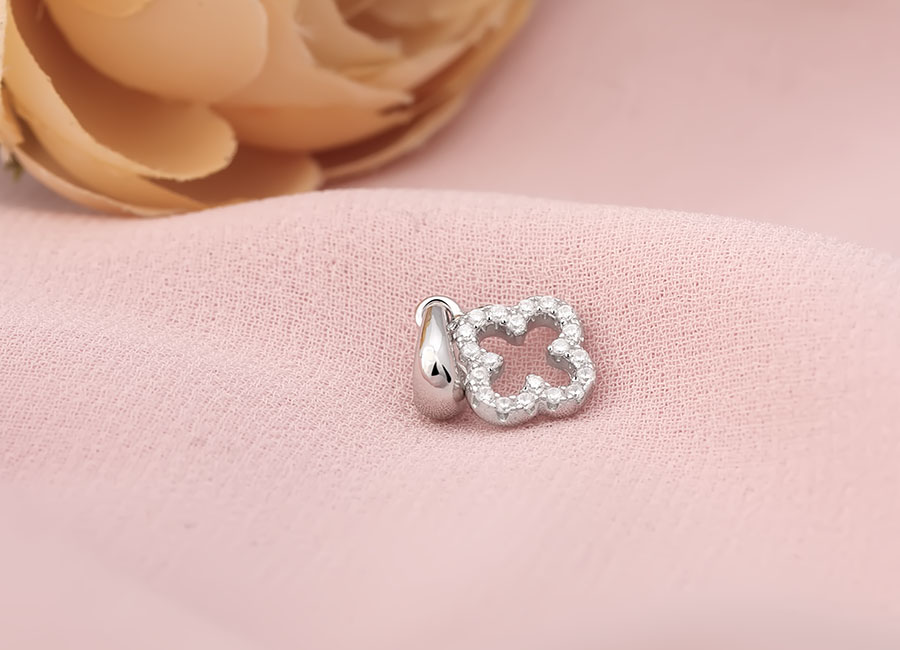 Những c&aacute;nh hoa được uốn mềm mại, uyển chuyển.