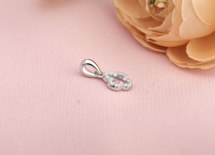 Mẫu mặt d&acirc;y chuyền to&aacute;t ra sự nữ t&iacute;nh cho ch&iacute;nh người đeo.