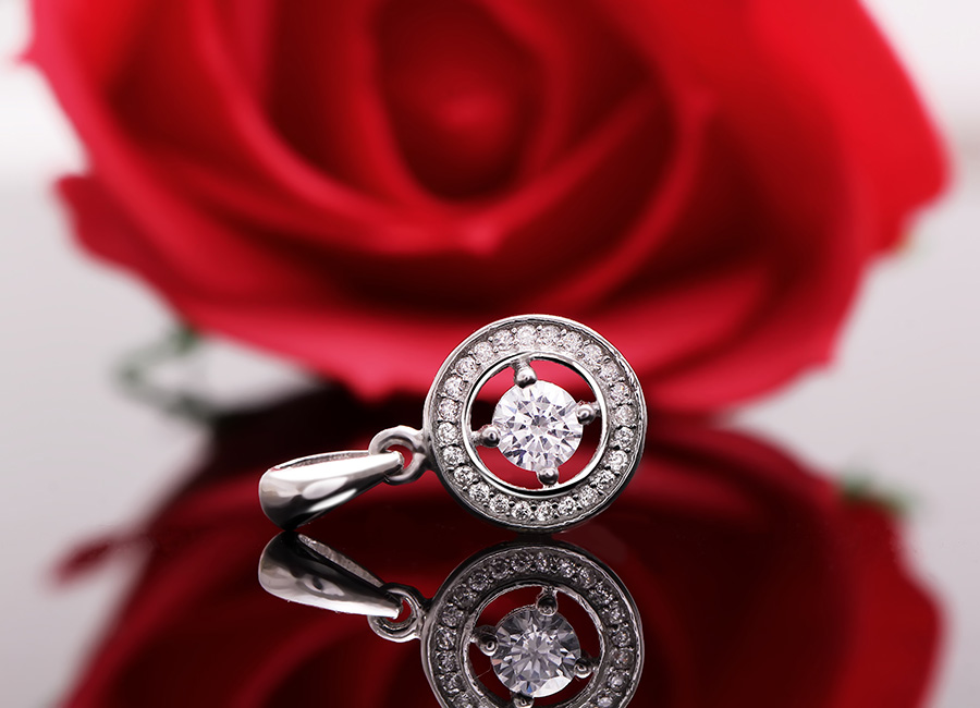 Tạo h&igrave;nh v&ograve;ng tr&ograve;n mới lạ, thanh tho&aacute;t v&ocirc; c&ugrave;ng cuốn h&uacute;t.