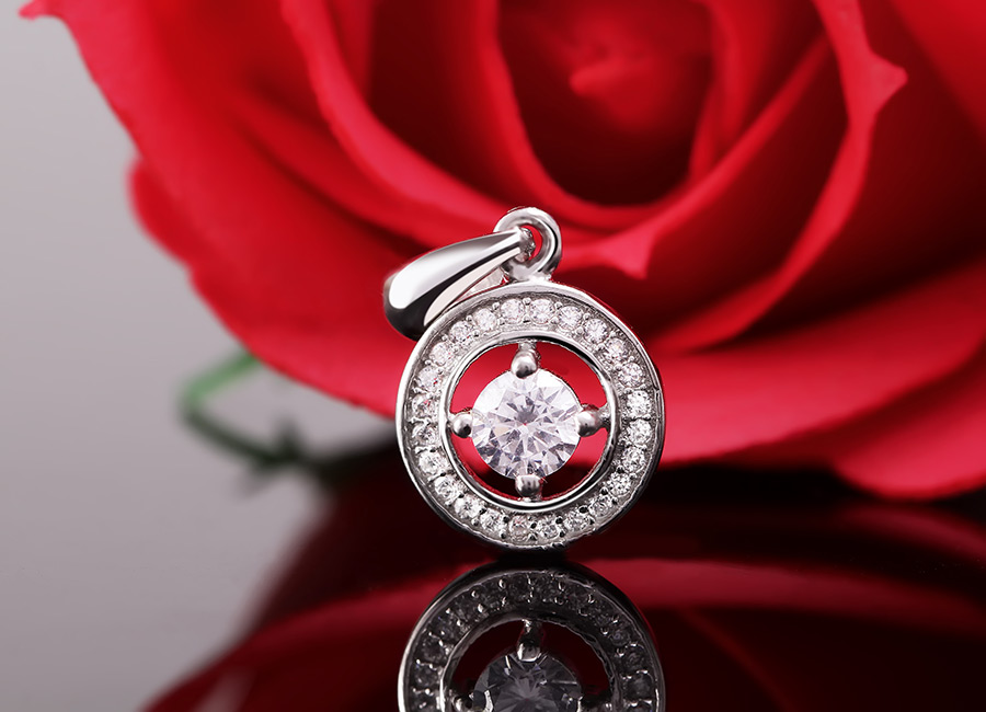 Bề mặt trang sức được nạm đ&aacute; CZ trắng tinh kh&ocirc;i.