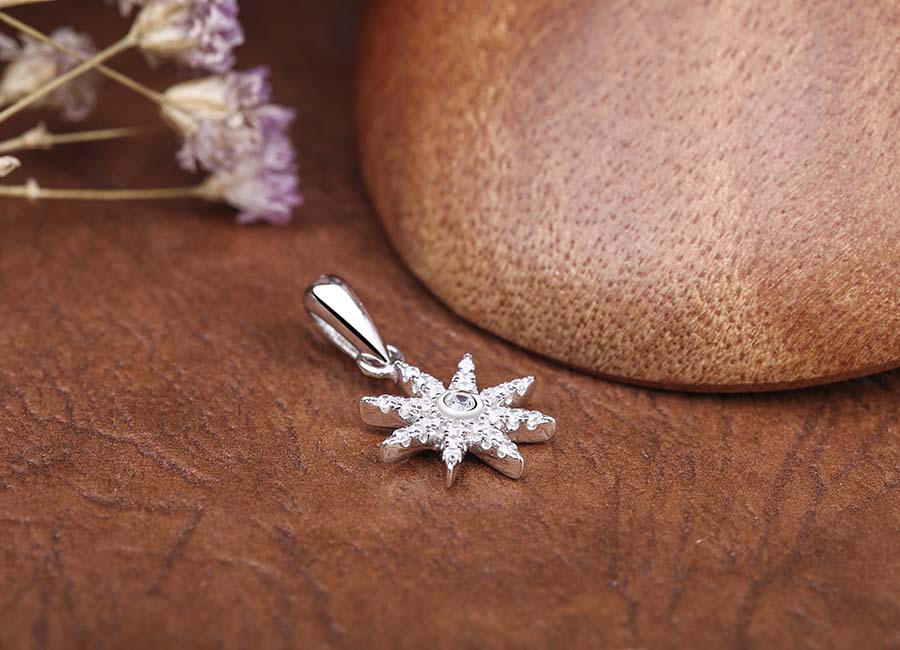 Mặt d&acirc;y chuyền với h&igrave;nh ảnh b&ocirc;ng hoa kh&aacute;c biệt, ấn tượng.