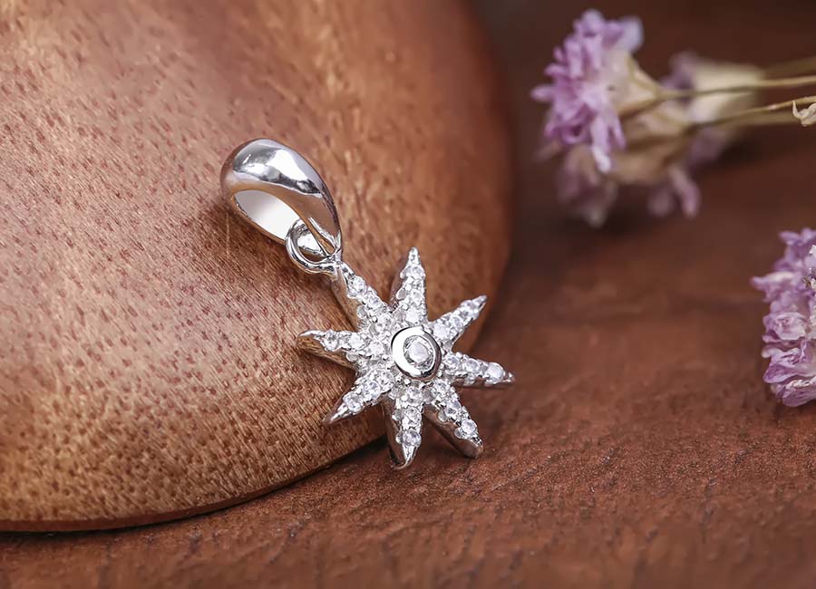 Đ&aacute; CZ được sử dụng để nạm v&agrave; d&aacute;t v&agrave;o to&agrave;n bộ c&aacute;c c&aacute;nh hoa.