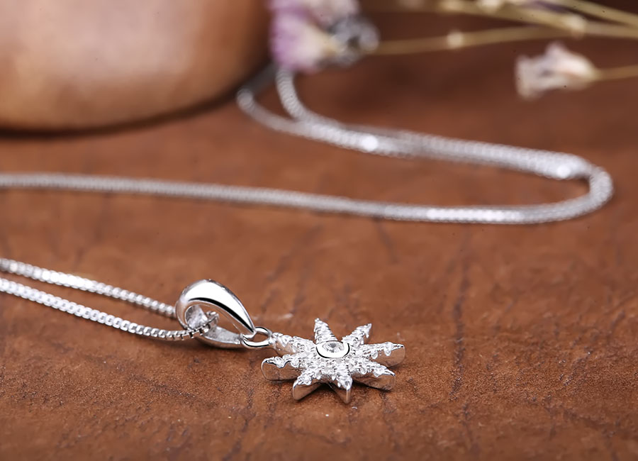 Ở mọi g&oacute;c nh&igrave;n, mẫu nữ trang đều ho&agrave;n hảo, kh&ocirc;ng ch&uacute;t t&igrave; vết.