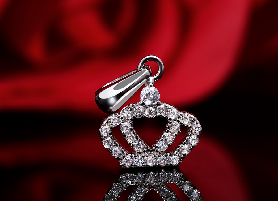 Tạo h&igrave;nh vương miện cao sang tr&ecirc;n mẫu trang sức.