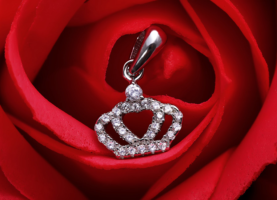 Sắc s&aacute;ng của đ&aacute; Cubic Zirconia lấp l&aacute;nh tựa như kim cương.