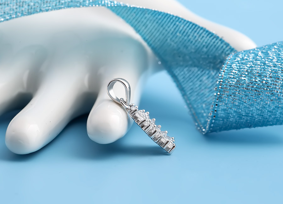 M&oacute;c kh&oacute;a nối với d&acirc;y đeo.