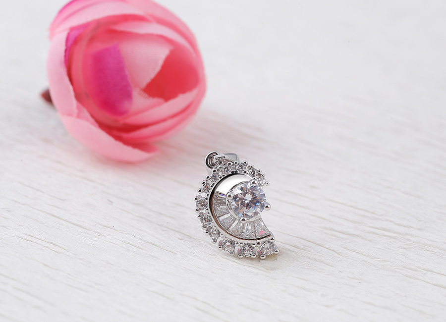 Một nửa h&igrave;nh tr&aacute;i tim với thiết kế được nạm đ&aacute; tinh xảo.