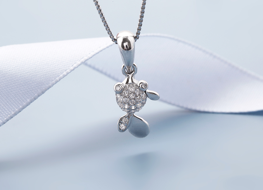 Y&ecirc;u thương bản th&acirc;n hơn c&ugrave;ng với mặt d&acirc;y chuyền bạc Loula.