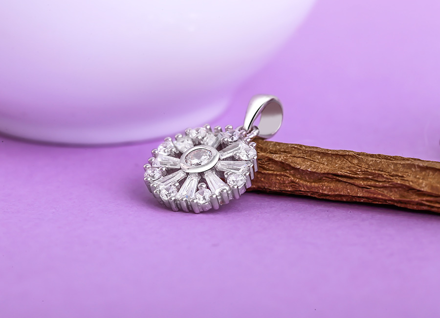 Mẫu mặt d&acirc;y chuyền rất dễ phối đồ tạo ra nhiều phong c&aacute;ch ăn mặc.