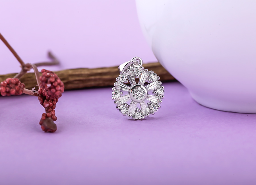 Chất liệu bạc &Yacute; 925 cao cấp, mang đến cho mẫu trang sức vẻ đẹp lung linh.