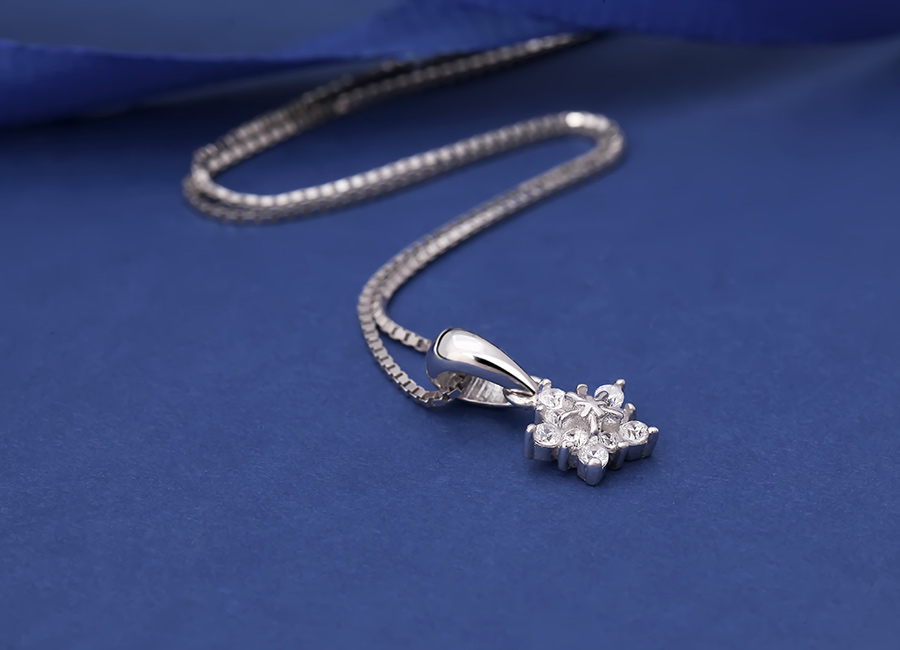 Mẫu trang sức to&aacute;t l&ecirc;n vẻ nữ t&iacute;nh.