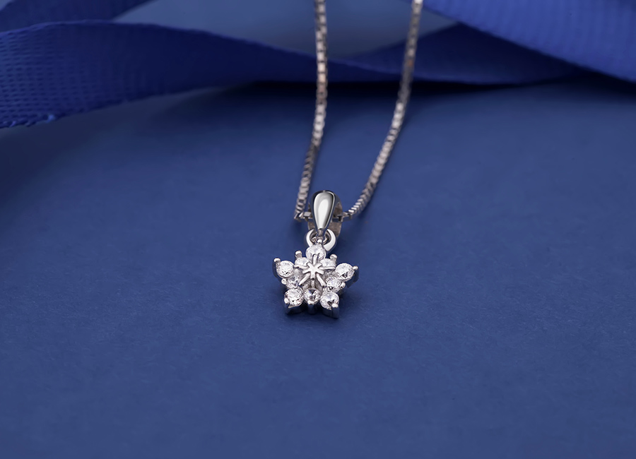 Cận cảnh mặt d&acirc;y chuyền bạc Pony Flower.