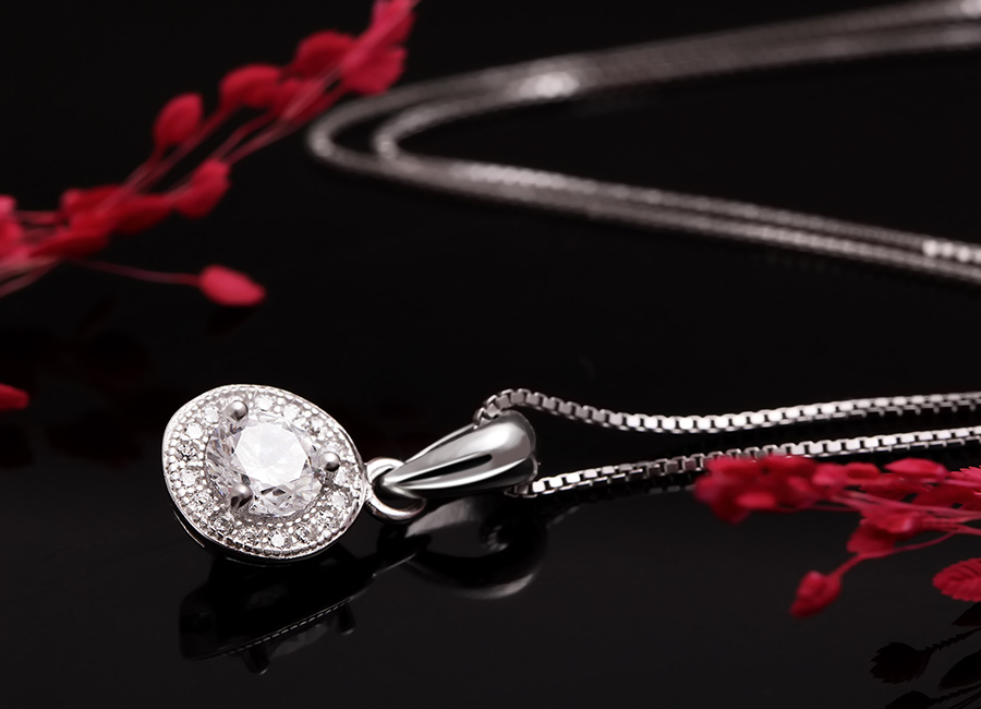 Kết hợp c&ugrave;ng d&acirc;y chuyền bạc trơn, bạn c&oacute; ngay mẫu trang sức ho&agrave;n chỉnh.