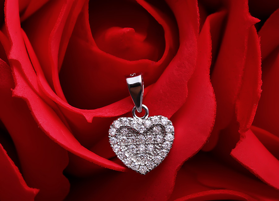 Mặt dây chuyền khối tim biểu tượng cho tình yêu.