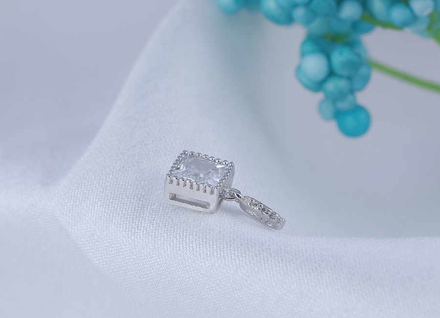 G&oacute;c độ nghi&ecirc;ng vẫn kh&ocirc;ng l&agrave;m cho vẻ đẹp của mẫu mặt d&acirc;y chuyền bớt lung linh.