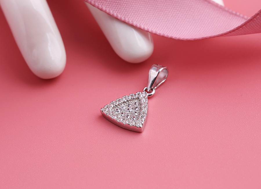 Đ&aacute; nạm k&iacute;n phần mặt tam gi&aacute;c.