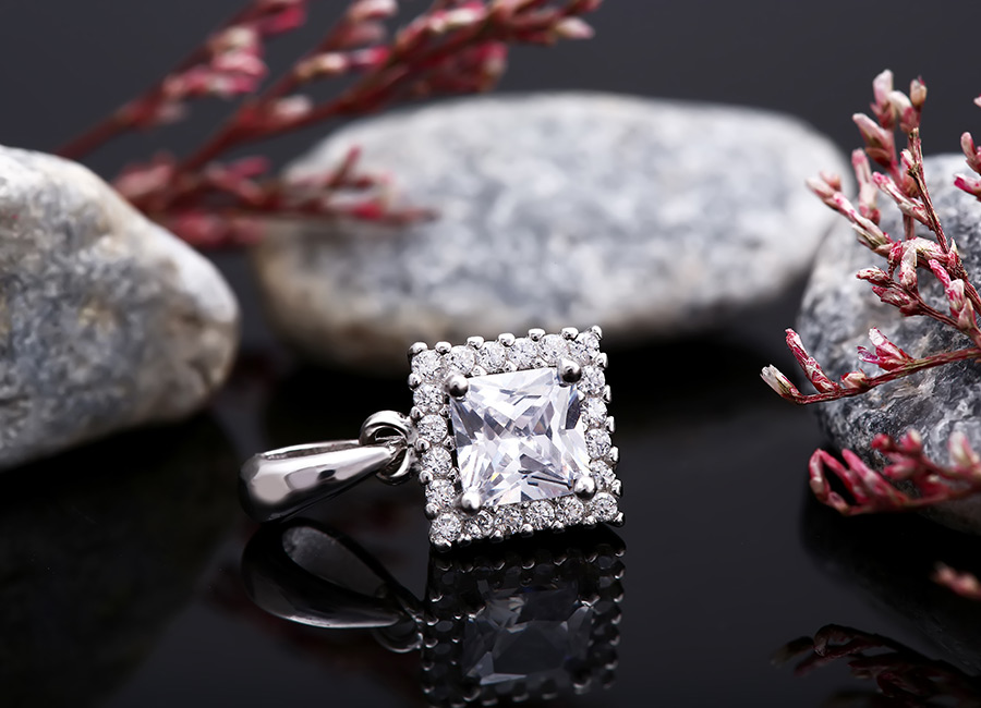 Mẫu mặt trang sức giản đơn nhưng kh&ocirc;ng k&eacute;m phần lung linh.