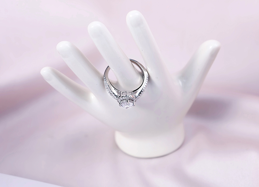 Nhẫn bạc Fantasy được thiết kế với những đường nét tinh tế, mềm mại.
