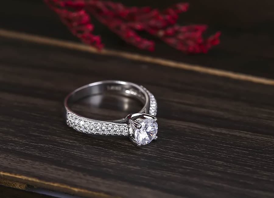 Vẻ đẹp của đá góp phần làm lên vẻ đẹp tinh tế cho chiếc nhẫn.