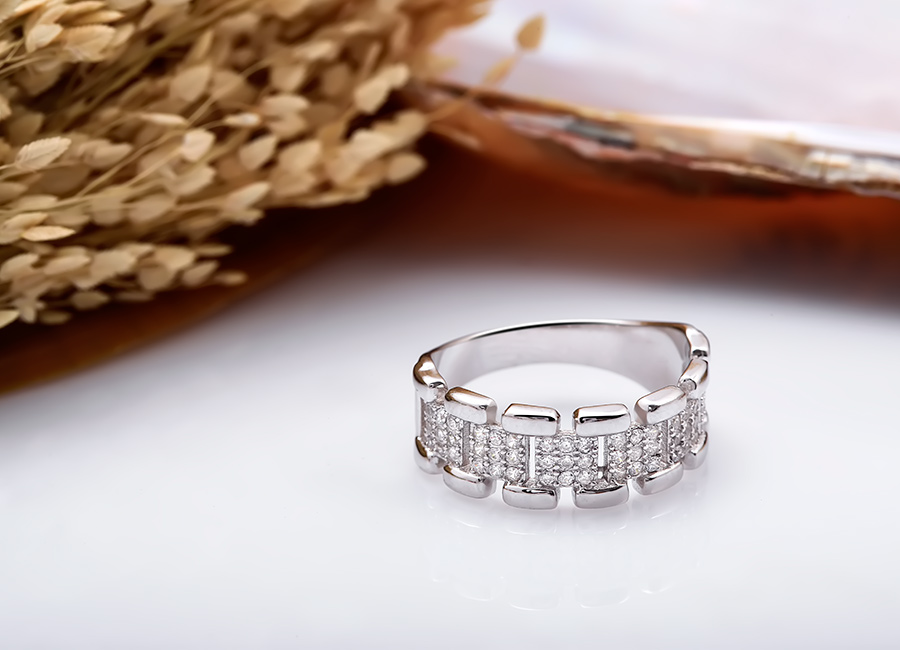 Mặt nhẫn c&oacute; thiết kế ấn tượng.