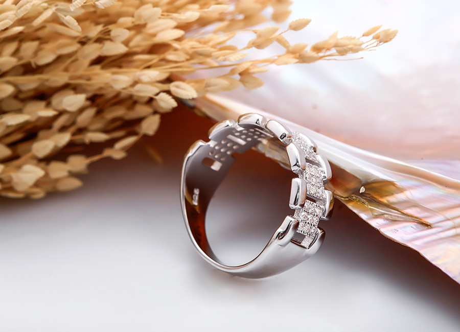 Nhẫn bạc Format h&acirc;n hạnh đồng h&agrave;nh b&ecirc;n bạn trong h&agrave;nh tr&igrave;nh tỏa s&aacute;ng.