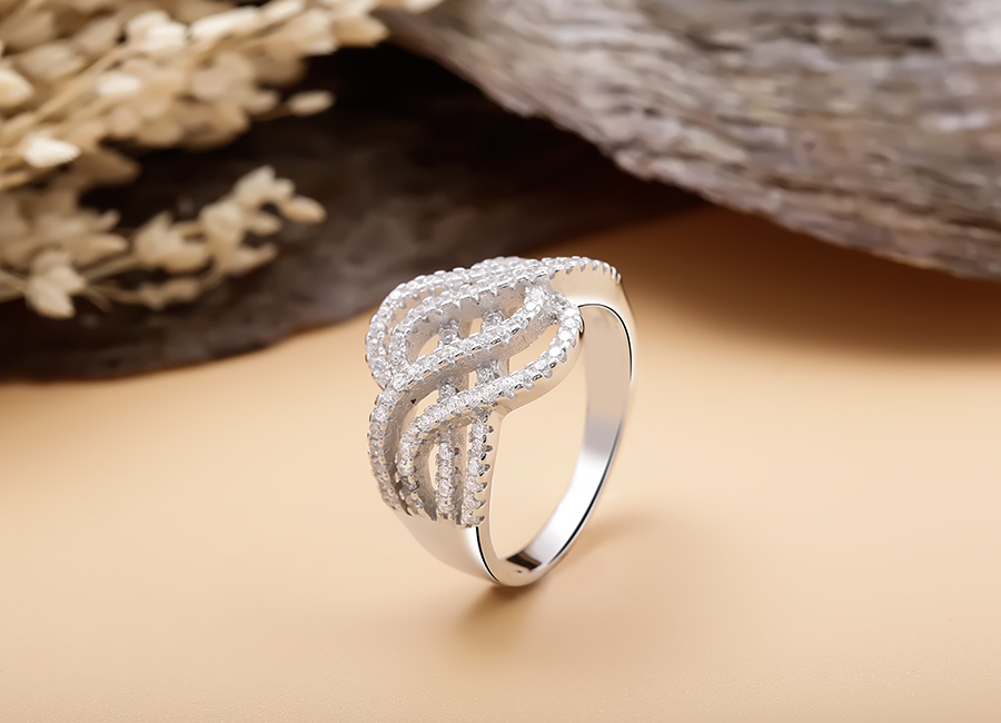 Với chất liệu bạc &Yacute; 925 cao cấp, kh&aacute;ch h&agrave;ng kh&ocirc;ng c&ograve;n nỗi lo k&iacute;ch ứng da.