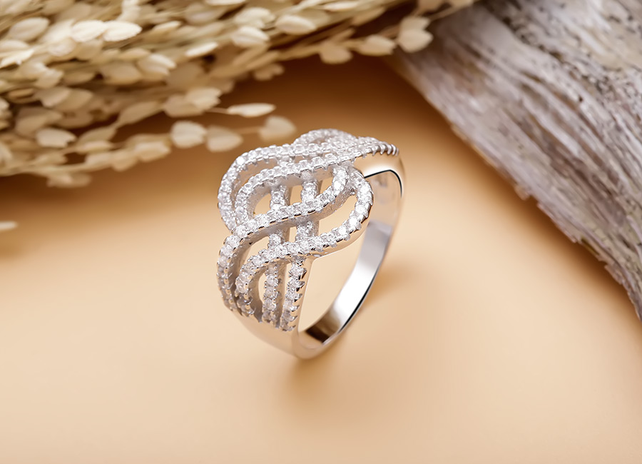 &Aacute;nh bạc trắng tinh kh&ocirc;i.