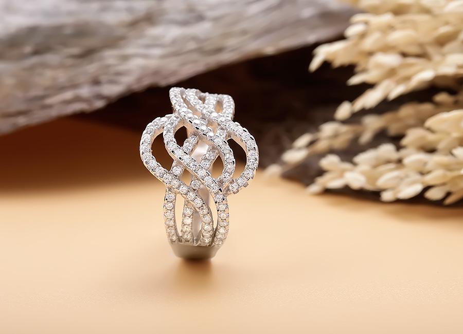 Từng hạt đ&aacute; CZ được nạm cầu kỳ v&agrave; tỉ mẩn.