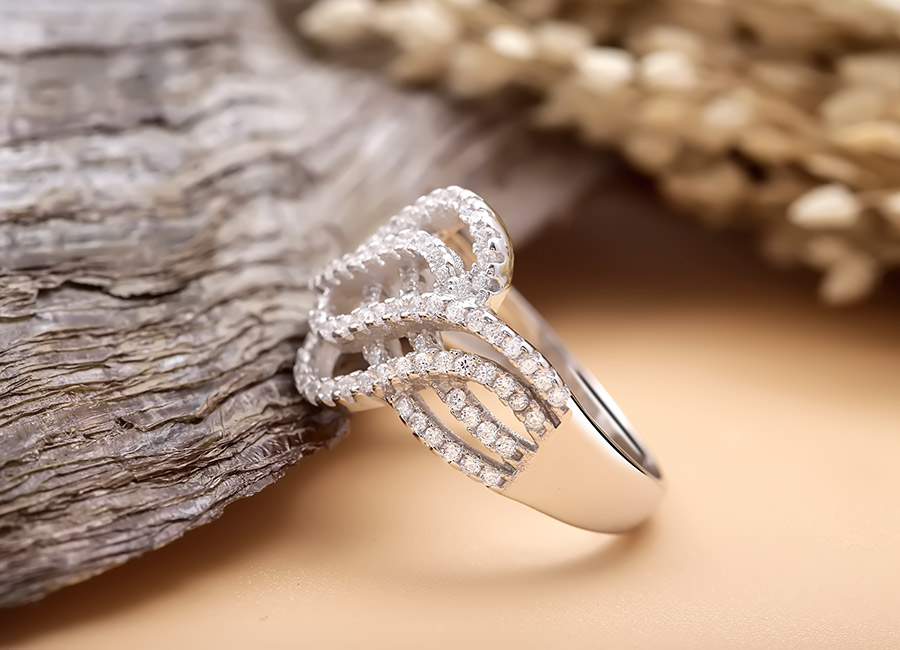 Eropi hy vọng c&aacute;c bạn nữ sẽ được tỏa s&aacute;ng trọn vẹn với nhẫn bạc Krystal.