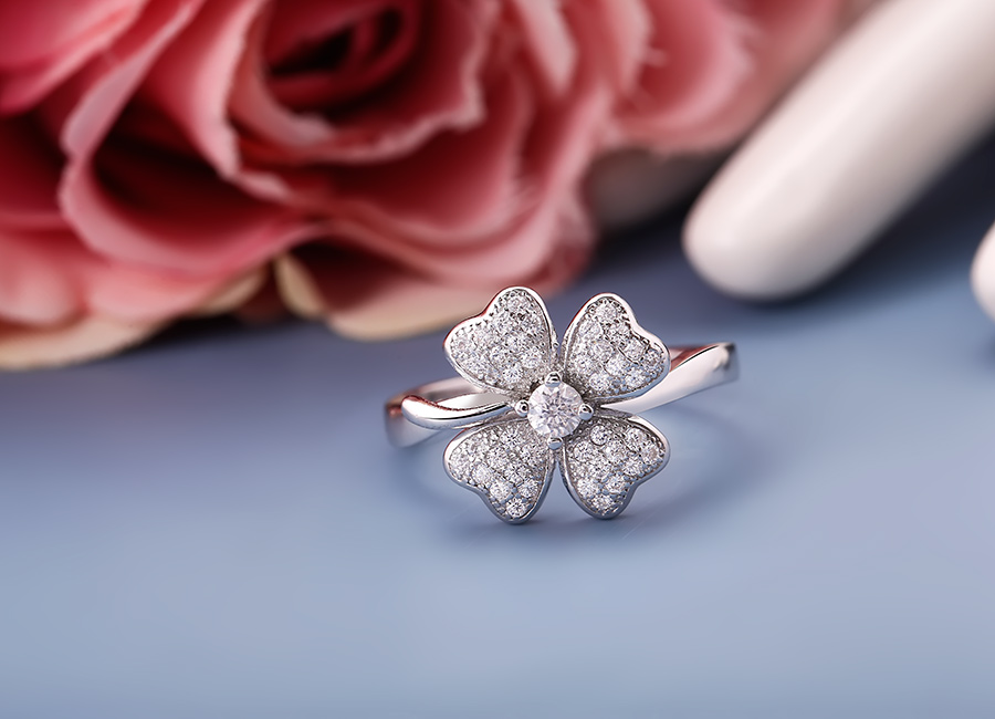 Mặt nhẫn được gia c&ocirc;ng v&ocirc; c&ugrave;ng mềm mại v&agrave; tinh xảo.