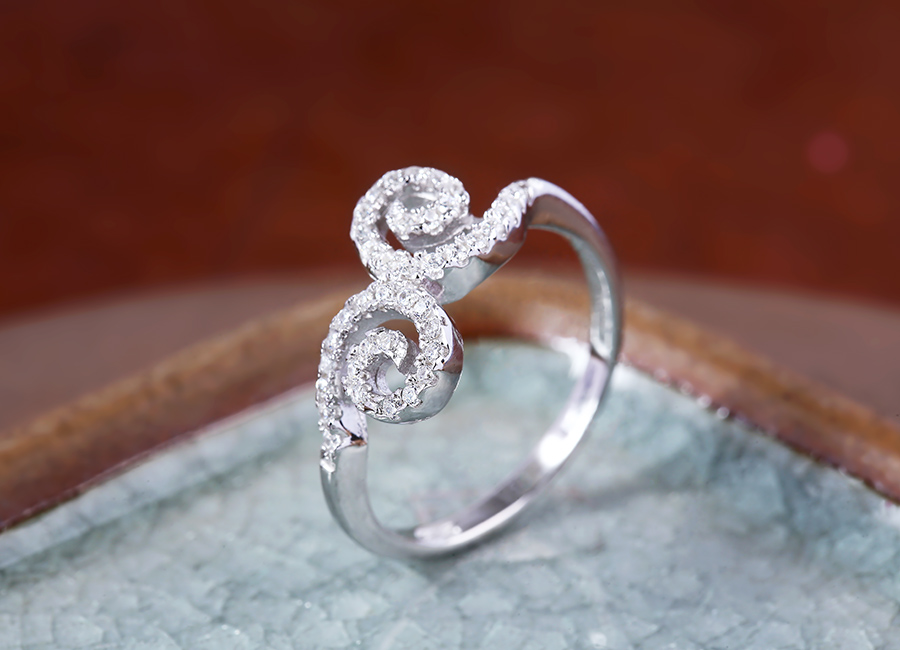 Chiếc nhẫn nhỏ xinh làm điệu cho tay bạn gái.