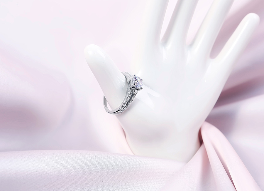 Vẻ đẹp tinh tế của nhẫn bạc dễ dàng chiếm trọn trái tim bạn gái.